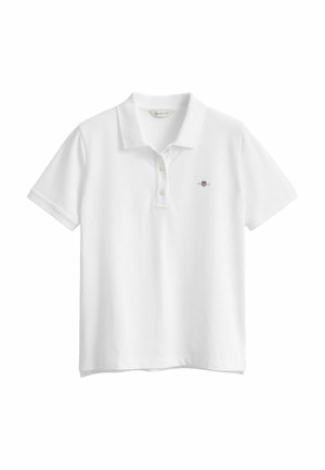 Hvid kortærmet polo med krave, tre knapper og lille broderet logo på venstre bryst.