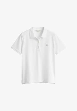 Polo blanc à manches courtes avec col, trois boutons et petit logo brodé sur le côté gauche de la poitrine.