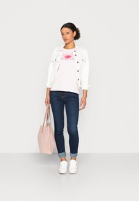 Tommy Hilfiger FLORAL TEE - T-shirt estampada - pastel pink