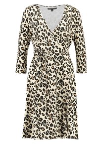 Sukienka w panterkę w formie kopertowej z dekoltem V, rękawami do trzech ćwiartek, wiązanym paskiem w talii, długości do kolan oraz gładkiego, lekkiego materiału.