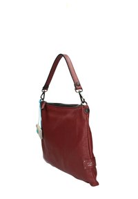 Sac à épaule en cuir rouge avec une finition texturée, fermeture éclair noire et sangle réglable. Présente une étiquette et des accents en matériel circulaire.