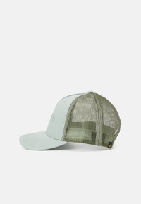 Lys grønn baseballcaps med en stiv front og mesh bak, med en buet skygge og en liten logo som aksent på frontpanelet.