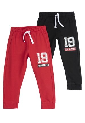 Zwei Paare Sweatpants: eine rote mit weißem Druck "19" und "TOP PLAYER", die andere schwarz mit ähnlichen Details. Beide verfügen über elastische Taillenbünde.