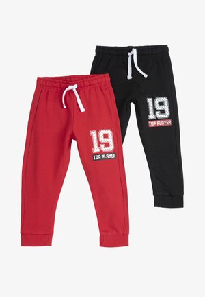 Deux paires de pantalons de survêtement : l'une rouge avec le imprimé blanc "19" et "TOP PLAYER", l'autre noire avec des détails similaires. Les deux possèdent des tailles élastiques.
