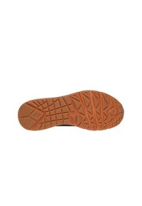 Suela de zapato de goma con una superficie texturada naranja. Presenta un patrón de banda de rodadura geométrico para agarre y estabilidad. Adecuada para diversos terrenos.