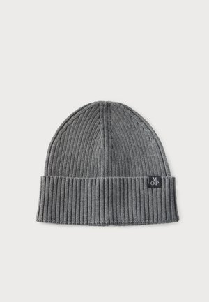 Bonnet en maille côtelée gris avec revers plié et petite étiquette noire sur le côté avec les lettres blanches M O P.