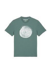Grünes Baumwoll-T-Shirt mit einem weißen Druck eines kreisförmigen Baumrings, um den ein Text angeordnet ist. Kurze Ärmel, Rundhalsausschnitt.