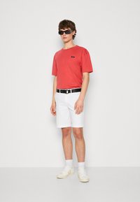 Calvin Klein MODERN SLIM BELT - Rövidnadrágok - weiss