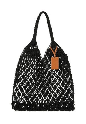 Borsa tote nera in macramè a trama aperta con manici intrecciati e una piccola etichetta in pelle marrone attaccata vicino alla parte superiore.