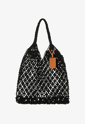 Borsa tote nera in macramè a trama aperta con manici intrecciati e una piccola etichetta in pelle marrone attaccata vicino alla parte superiore.