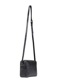 Borsa a tracolla nera in pelle con tracolla sottile regolabile e dettagli in metallo dorato, forma rettangolare e chiusura con zip sulla parte superiore.