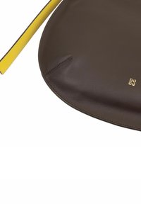 Borsa in pelle marrone con una texture liscia, forma arrotondata e una tracolla gialla a contrasto. Presenta un logo dorato sottile sul fronte.