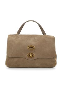 Borsa a tracolla in pelle tan con finitura testurizzata, hardware dorato, due chiusure rotonde e dettagli in borchie lungo il bordo inferiore.