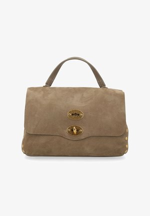 Borsa a tracolla in pelle tan con finitura testurizzata, hardware dorato, due chiusure rotonde e dettagli in borchie lungo il bordo inferiore.