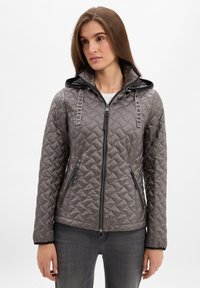 Grau gestepptes Jacket mit Kapuze, ausgestattet mit schwarzen Reißverschlüssen und "WONDERFUL" Branding an den Zugbändern. Glatte Textur und taillierte Passform.