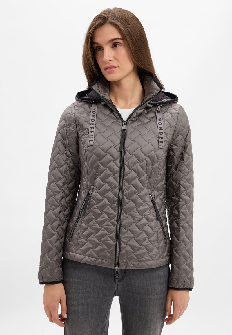 Grau gestepptes Jacket mit Kapuze, ausgestattet mit schwarzen Reißverschlüssen und "WONDERFUL" Branding an den Zugbändern. Glatte Textur und taillierte Passform.