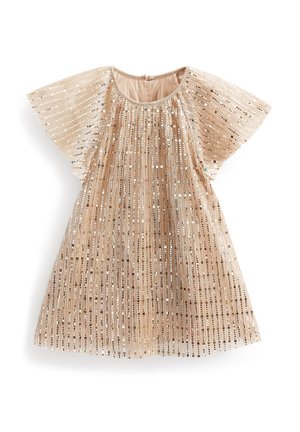 Enfant portant une robe dorée, brillante et à sequins, avec des manches flottantes sur un fond sombre, avec une boule à facettes partiellement visible.