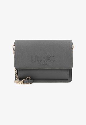 Grijze crossbodytas van imitatieleer met geperst logo, goudkleurige hardware, kettingriem en klep met sluiting. Getextureerd oppervlak met stikseldetails.