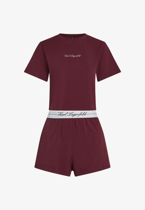 Burgundowy zestaw krótkich ubrań składający się z koszulki z okrągłym dekoltem i szortów, materiał bawełniany, elastyczna talia z białym akcentem logo, casualowy design.