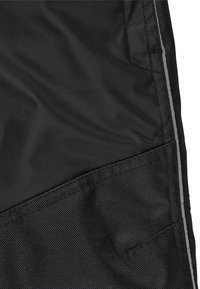 Schwarzer Stoff mit einer strukturierten Oberfläche, zeichnet sich durch ein elegantes Design aus und verfügt über eine Tasche sowie einen kontrastierenden grauen Akzentbesatz am Rand.