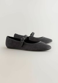 Grijze corduroy ballerina's met een ronde neus, voorzien van een centrale band met een metalen gesp en een textuur oppervlak.