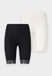 Sorte og hvide strækshorts med blonde detaljer ved kanterne. Det sorte par har et blomstret blondermønster, mens det hvide par har ensfarvede kanter.