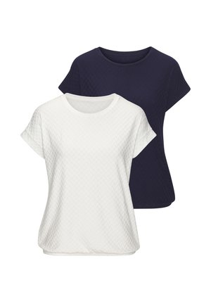 Zwei kurzärmelige T-Shirts: eines weiß mit einem strukturierten Fischgrätmuster, das andere marineblau, beide mit rundem Hals und lockerer Passform.