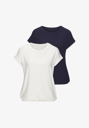 Due magliette a maniche corte: una bianca con un motivo a spina di pesce testurizzato, l'altra blu navy, entrambe con un collo rotondo e una vestibilità comoda.