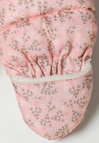 Roze wanten met bloemenpatroon en een donzige textuur, elastische polsband, en een witte rits langs de zijkant. Zachte voering zichtbaar aan de binnenkant.