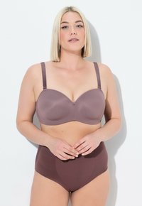 Mauve biustonosz na drutach z regulowanymi ramiączkami, gładką teksturą i subtelnym połyskiem, w zestawie z wysokimi majtkami w odcieniu mauve, które obie zapewniają pełne pokrycie.