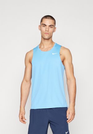 Lys blå Nike tanktop med rund halsudskæring, ærmeløst design og et lille hvidt logo på brystet. Glat, atletisk stof.