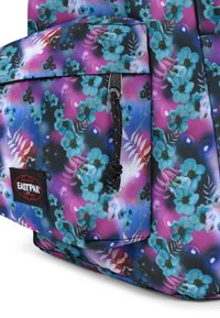 Eastpak taška s květinovým vzorem, na černém pozadí s tyrkysovými a fialovými květy, strukturální materiál a kapsa na zip.