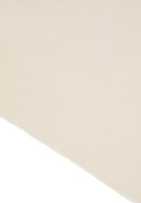 Bomuldsstof i en blød, off-white farve med en glat tekstur og en let fuzzy kant, der viser et enkelt, uprydet design.