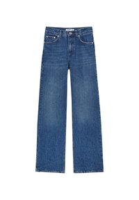 Jeans de mezclilla de color azul claro con un diseño de pierna ancha, cinco bolsillos y cierre de botón. La tela presenta un ligero desgaste para darle textura.