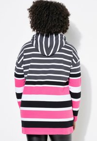 Felpa con cappuccio a righe orizzontali in grigio, bianco, nero e rosa. Tessuto morbido, vestibilità rilassata e maniche lunghe con cappuccio.