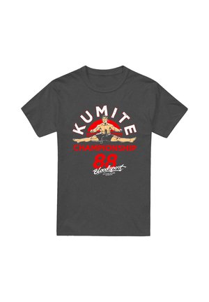 Dunkelgraues T-Shirt mit dem Text "KUMITE" und "CHAMPIONSHIP 88 Bloodsport", auf dem ein Kampfkünstler zu sehen ist, der einen vollen Spagattritt ausführt.
