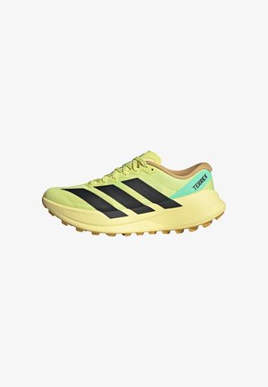 Gul og lyseblå Adidas Terrex trail løbesko med sorte striber og robust sål på hvid baggrund.