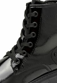 s.Oliver Gležnjače s platformom - black patent