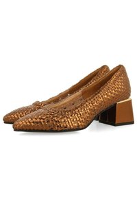 Chaussures à talons carrés en cuivre tissées, avec un petit bout pointu et une finition texturée. Elles disposent d'un talon bas en forme de carré pour plus de stabilité.