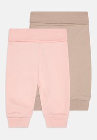 Dva para mekanih pamučnih hlača: jedna svijetlo ružičasta i jedna taupe. Obje imaju široke elastične pojasove i uske manžete na skočnim zapešćima.