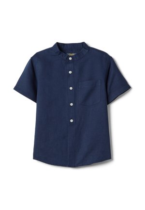 Camicia blu navy a maniche corte con colletto alla coreana, taschino sul petto e mezza abbottonatura con cinque bottoni bianchi.