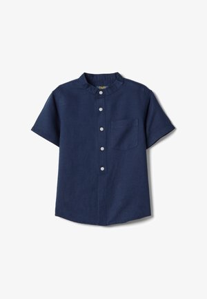 Camisa azul marino de manga corta con cuello mandarín, bolsillo en el pecho delantero y tapeta con cinco botones blancos.