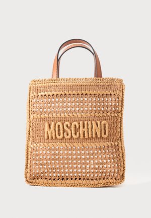 Sac cabas carré tissé couleur fauve avec bords tressés, deux poignées en cuir et « MOSCHINO » brodé sur le devant.