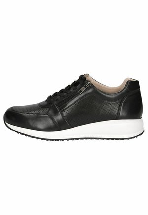Baskets en cuir noir avec un dessus texturé et des perforations, fermeture à lacets, accent zip et semelle en caoutchouc blanc.