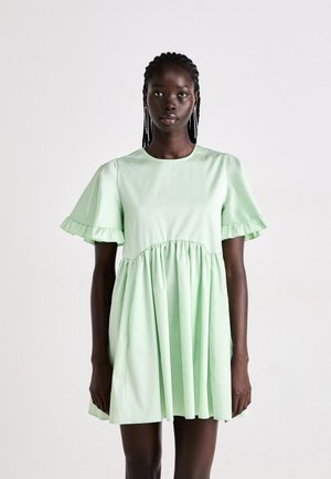 Mintgrønn kjole med korte volangermuffser, en figursydd bodice, samlet liv, og en utsvingt skjørtdel, laget av et glatt, lett stoff.