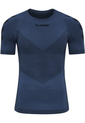T-shirt de sport bleu marine à manches courtes avec motif chevron texturé, poignets côtelés et logo « hummel » noir ainsi que chevrons aux épaules.