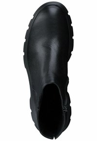 Botín negro de cuero con superficie texturizada, cremallera lateral y suela de goma con un diseño grueso y punta redondeada.