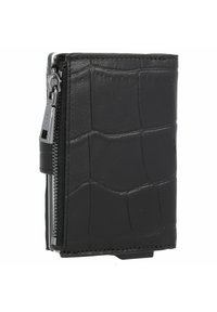 Portafoglio in pelle nera con una texture a motivo coccodrillo, dotato di chiusura a zip argentata e forma rettangolare compatta.