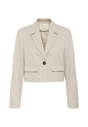 Blazer beige cropped con rayas finas, solapas con muesca, cierre con un solo botón negro y dos bolsillos frontales con tapa.