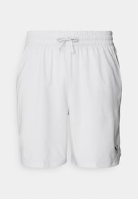 Bermudas deportivas blancas con cinturilla elástica, cordón, bolsillos laterales y pequeño logo negro de Puma en la parte inferior de la pierna derecha.